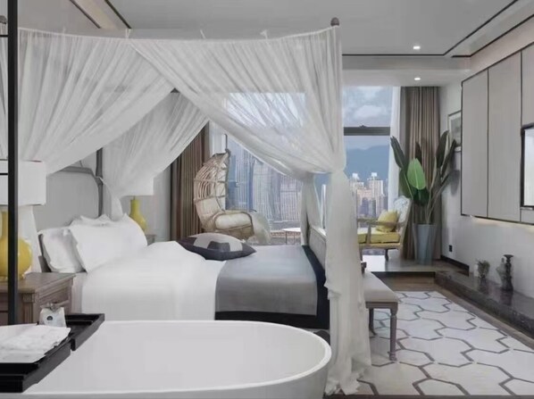 Design Double Room | Down comforters, desk, laptop workspace, free WiFi