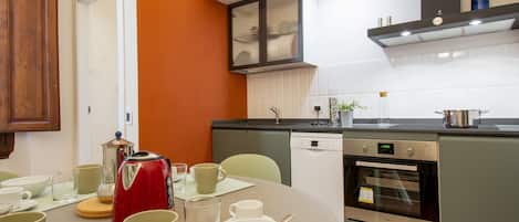 Kühlschrank, Mikrowelle, Ofen, Geschirrspüler