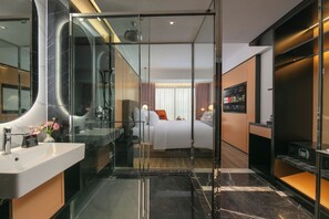 Douche cascade, articles de toilette (gratuits), séchoir à cheveux