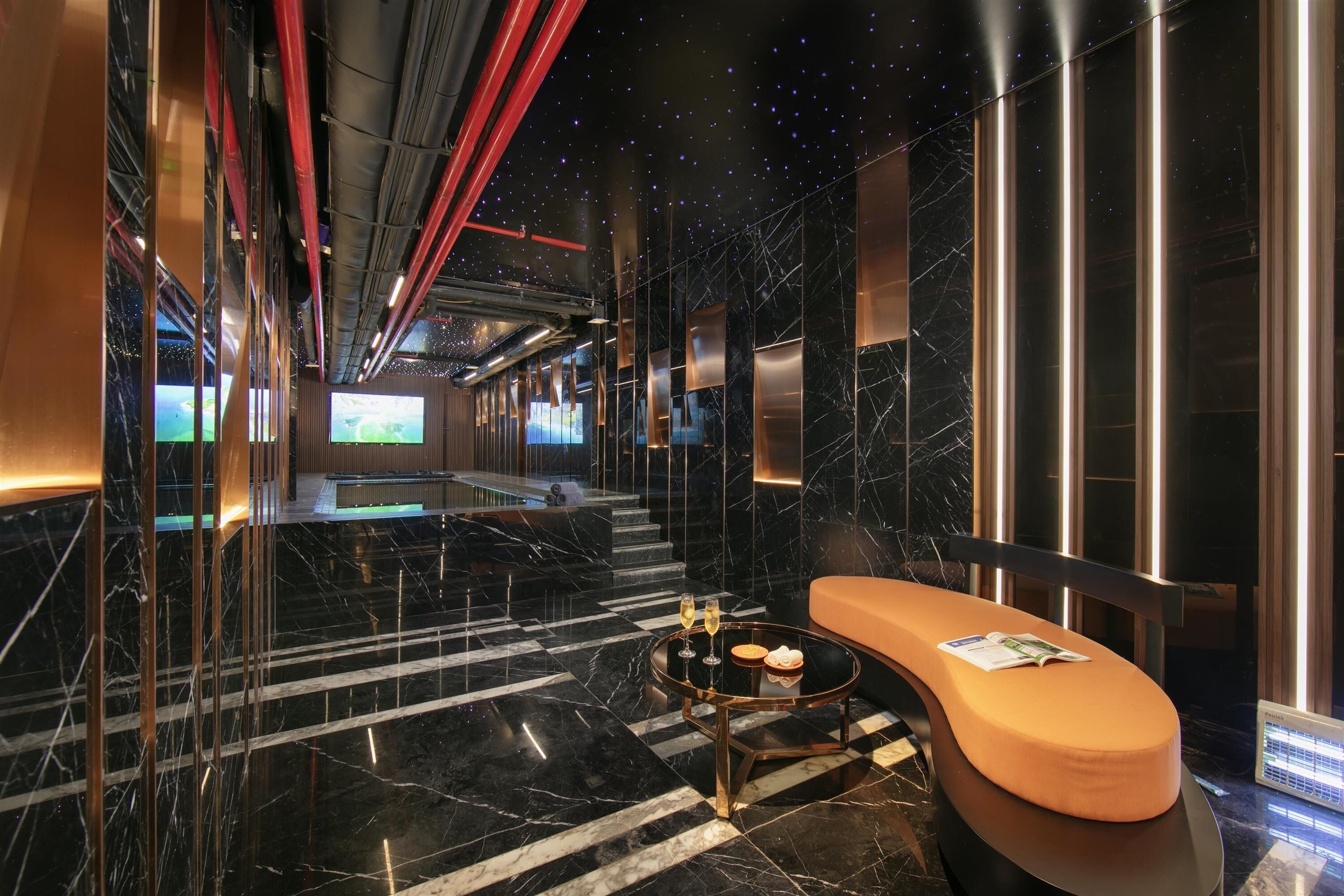 Bañera de hidromasaje cubierta