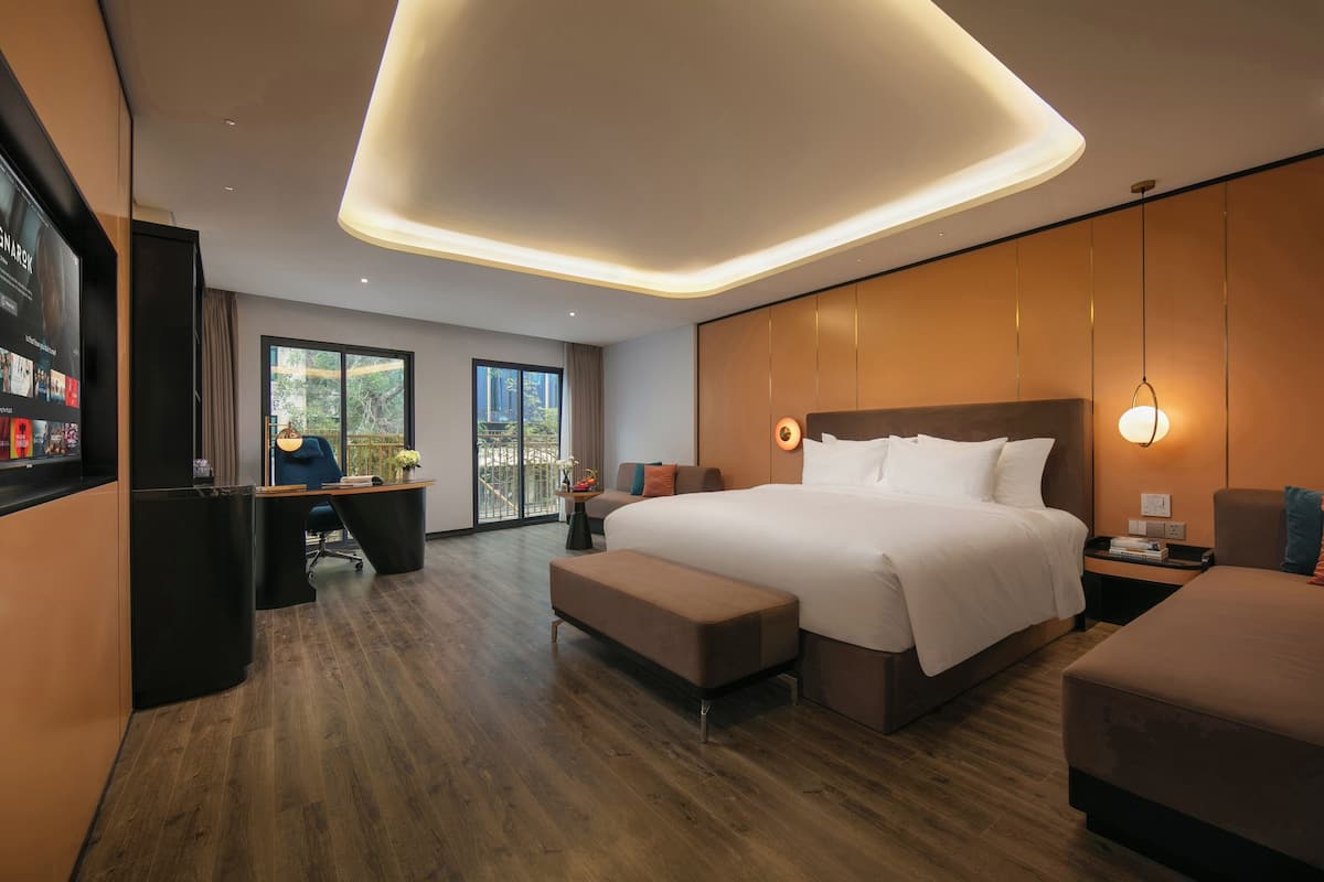 Phòng đôi Cao cấp, 1 giường cỡ king, quang cảnh thành phố | Minibar, két bảo mật tại phòng, trang trí khác biệt, bàn