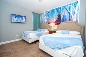 8 chambres, bureau, fer et planche à repasser, lit parapluie