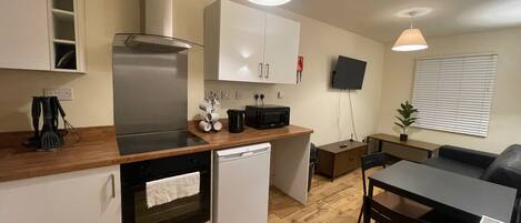 Kühlschrank, Mikrowelle, Ofen, Herdplatte