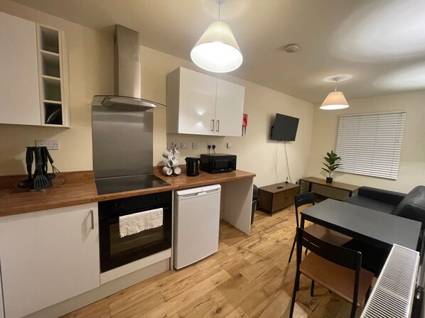 Jääkaappi, mikroaaltouuni, uuni, liesi