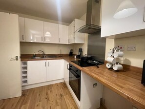 Jääkaappi, mikroaaltouuni, uuni, liesi