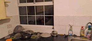 Fridge, microwave, oven, stovetop - Tranquil Neston Grove Retreat in Birmingham (Birmingham)