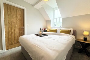 1 bedroom, iron/ironing board, WiFi, bed sheets - Apartment - Sleeps 2 - Pet friendly - Parking (Windermere)