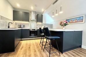 冷蔵庫、電子レンジ、オーブン、コンロ