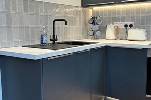 Fridge, microwave, oven, stovetop - Apartment - Sleeps 2 - Pet friendly - Parking (Windermere)