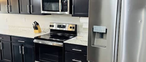 Refrigerador, microondas, horno y parrilla de estufa
