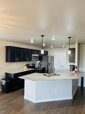 Fridge, microwave, oven, stovetop - Charming 3-bedroom house with AC, WiFi in tranquil Hobbs (Hobbs)