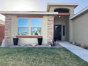 Exterior detail - Charming 3-bedroom house with AC, WiFi in tranquil Hobbs (Hobbs)