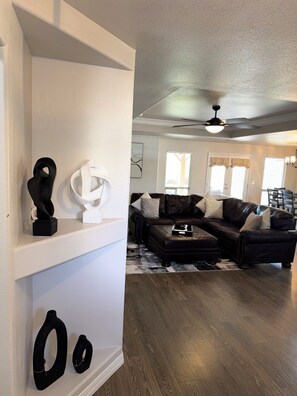 Smart TV, fireplace - Charming 3-bedroom house with AC, WiFi in tranquil Hobbs (Hobbs)