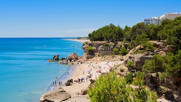 Una spiaggia nelle vicinanze