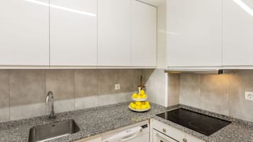 Een koelkast, een magnetron, een oven, een vaatwasser