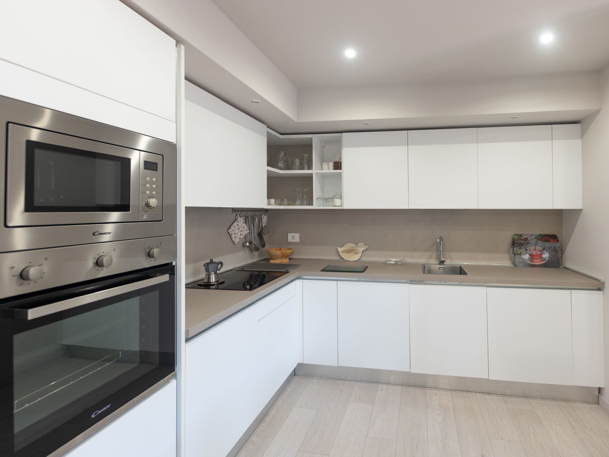 Frigorifero, microonde, forno, lavastoviglie