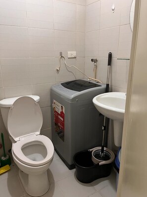 Shower, hair dryer, bidet, towels