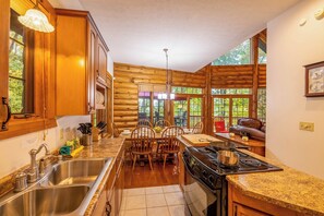 Microondas, horno, placa de cocina y lavavajillas