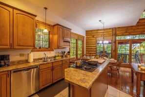 Microondas, horno, placa de cocina y lavavajillas