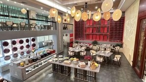 A modern restaurant with multiple dining areas, hanging light fixtures, and a variety of seating arrangements. - Fuzhou Rongtong Meifeng Hotel (Fuzhou)