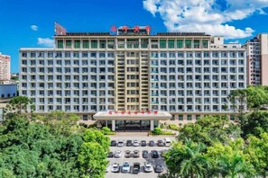 A large hotel with a central entrance, multiple floors, and a parking area in front. - Fuzhou Rongtong Meifeng Hotel (Fuzhou)