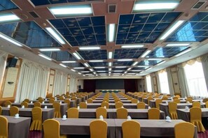 A conference room with multiple tables and chairs, a high ceiling with lighting fixtures, and large windows. - Fuzhou Rongtong Meifeng Hotel (Fuzhou)