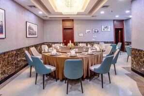 A conference room with a round table, chairs, and a chandelier. - Fuzhou Rongtong Meifeng Hotel (Fuzhou)