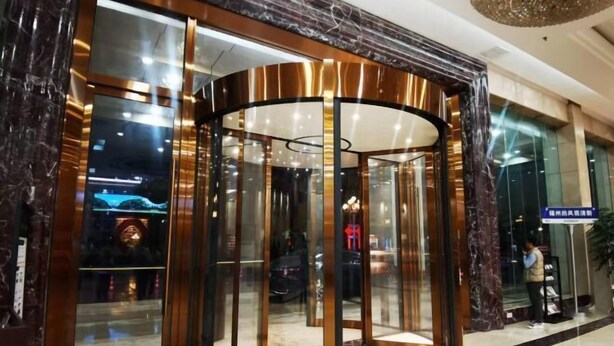 A revolving door with glass panels and a marble floor. - Fuzhou Rongtong Meifeng Hotel (Fuzhou)