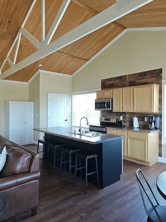 Fridge, microwave, oven, stovetop. Charming 1-bedroom carriage house in delightful Charlestown with WiFi, AC