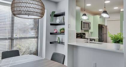 Luxury 2BD / 2.5BA Near The Domain with POOL