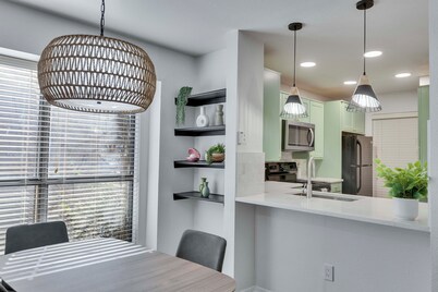 Luxury 2BD / 2.5BA Near The Domain with POOL