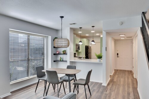 Luxury 2BD / 2.5BA Near The Domain with POOL