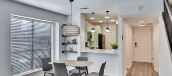 Luxury 2BD / 2.5BA Near The Domain with POOL