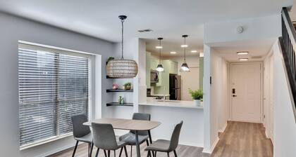 Luxury 2BD / 2.5BA Near The Domain with POOL