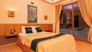 Escritorio y ropa de cama 