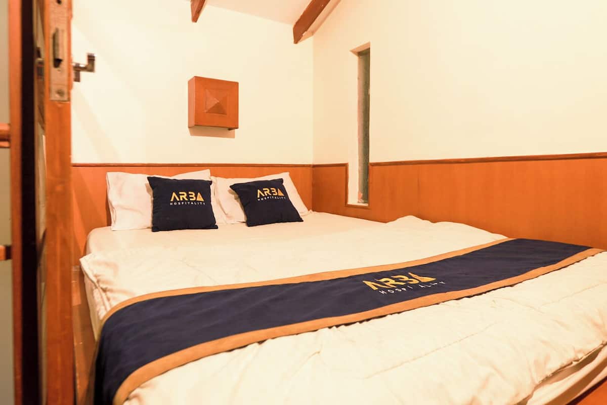 Suite estudio | Escritorio y ropa de cama