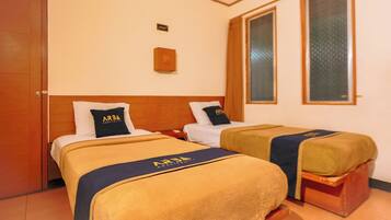 Tvåbäddsrum Deluxe | Skrivbord och sängkläder