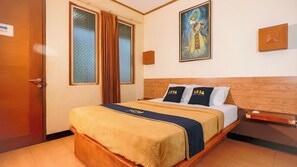 Phòng đôi Deluxe | Bàn, bộ trải giường 