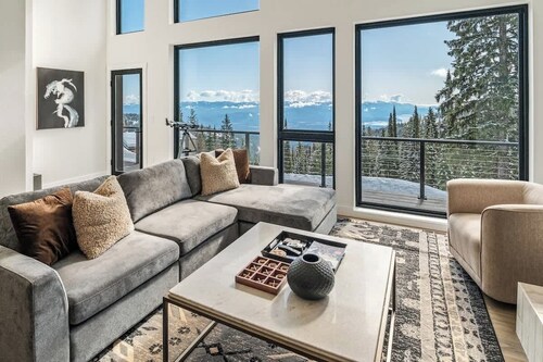 Schweitzer Pet Friendly Luxury Retreat w Hot Tub