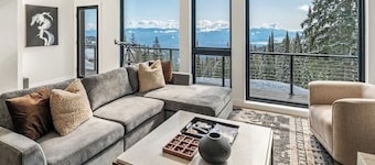 Schweitzer Pet Friendly Luxury Retreat w Hot Tub