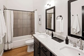 Secador de cabelo, toalhas de banho