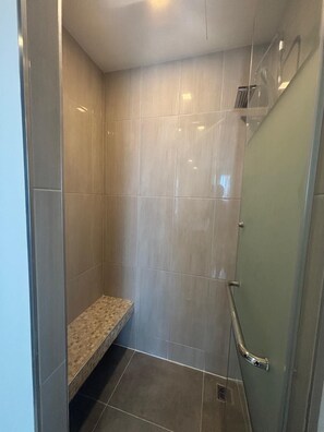 Douche, serviettes fournies, savon, papier toilette