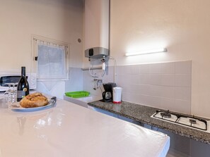 Réfrigérateur, micro-ondes, batterie de cuisine, vaisselle et ustensiles