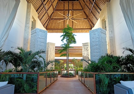 Entrada interior. Hotel Mundo Maya Chichén Itzá
