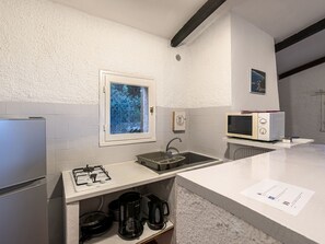 Kühlschrank, Mikrowelle, Kochgeschirr/Geschirr/Besteck