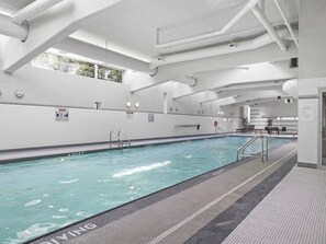 Una piscina cubierta