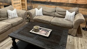 Un salon confortable avec un canapé et une table basse.