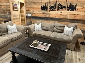 Ein gemütliches Wohnzimmer mit einer Sofagarnitur und einem Couchtisch.