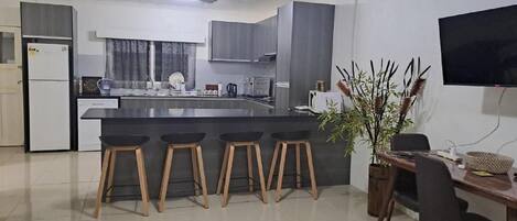 Geladeira, micro-ondas, fogão, cooktop