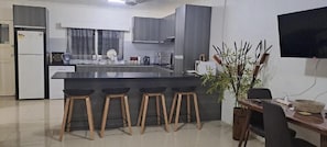 Réfrigérateur, four à micro-ondes, un four, surface de cuisson